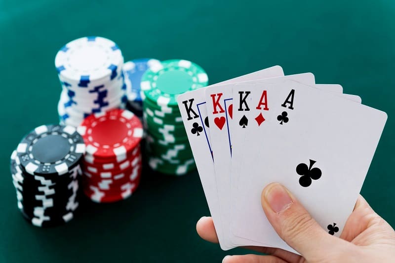 3 vòng lật bài chung trong poker trực tuyến